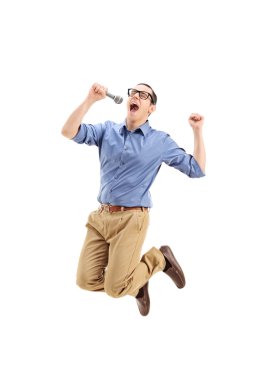 Heyecanlı adam mikrofon şarkı