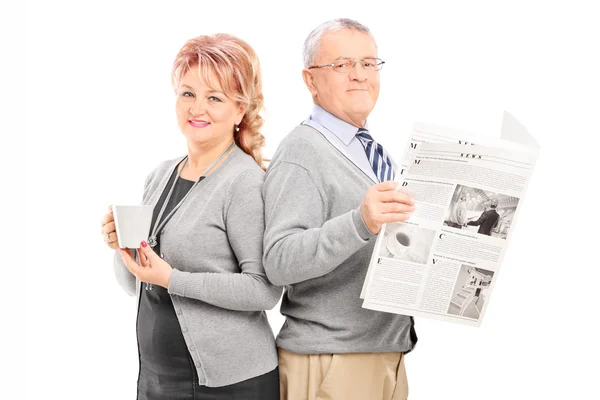 Casal madura com um jornal — Fotografia de Stock