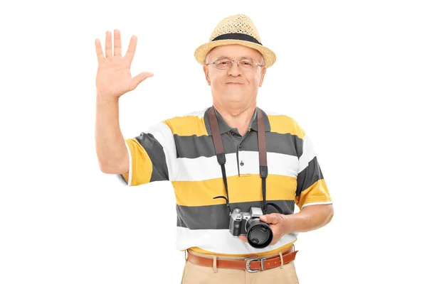 Старший турист машет — стоковое фото