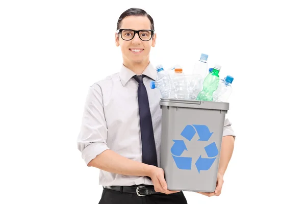 Hombre sosteniendo una papelera de reciclaje —  Fotos de Stock