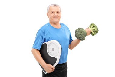 Brokoli dumbbell tutarak kıdemli