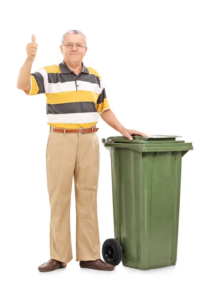 Sénior em pé perto de uma lata de lixo — Fotografia de Stock