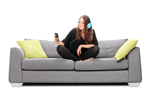 Woman listening to music — Stock Photo, Image