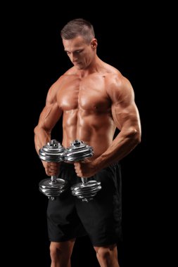 Vücut geliştirmeci holding iki ağırlıkları