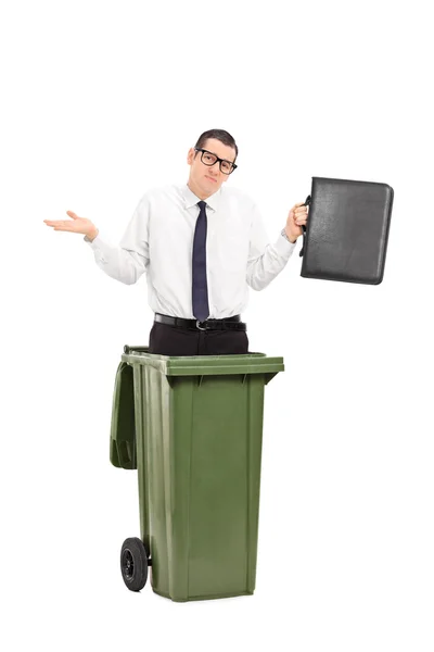 Empresário em uma lata de lixo — Fotografia de Stock