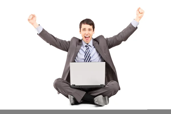 Glad affärsman med laptop — Stockfoto