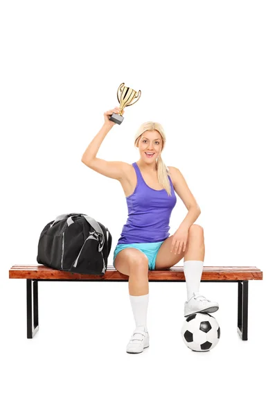 Giocatrice di calcio femminile con trofeo — Foto Stock