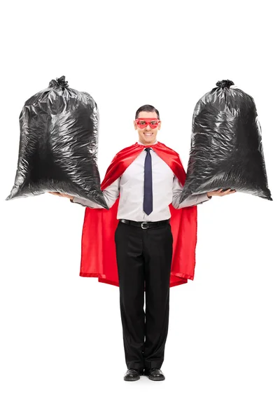 Mladá superhrdina drží odpadkové pytle — Stock fotografie