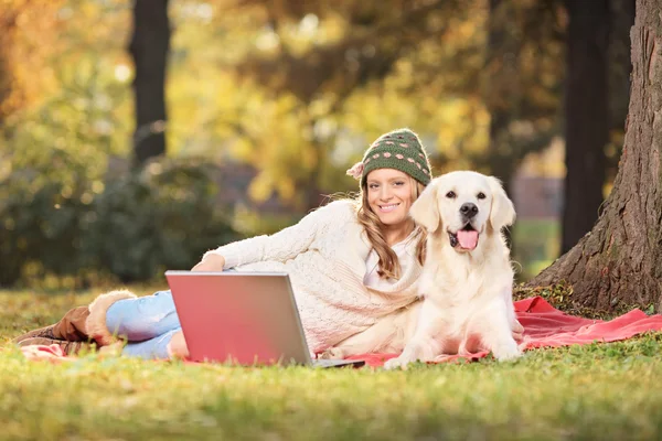 Kadın köpek ve bir park içinde laptop ile — Stok fotoğraf