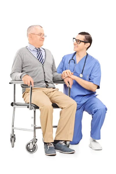 Male nurse talking to senior patient — Stock Photo, Image