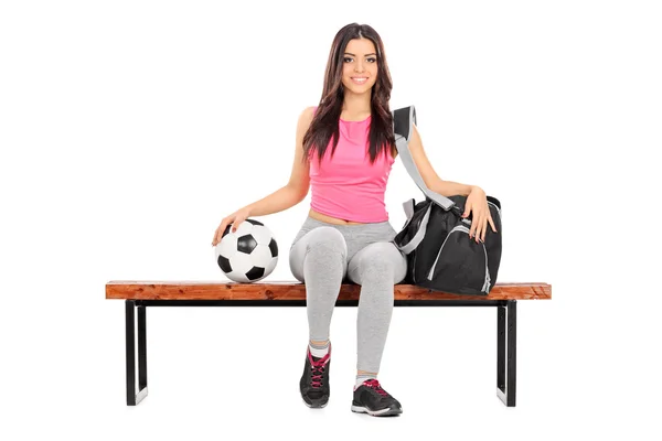 女子足球运动员在长椅上 — 图库照片