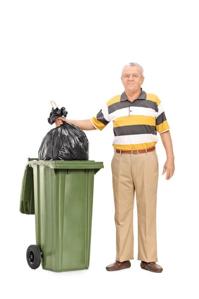 Senior throwing out the trash — Stock Photo, Image