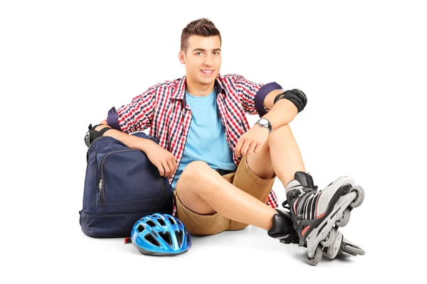 Man met rollerblades op de verdieping — Stockfoto