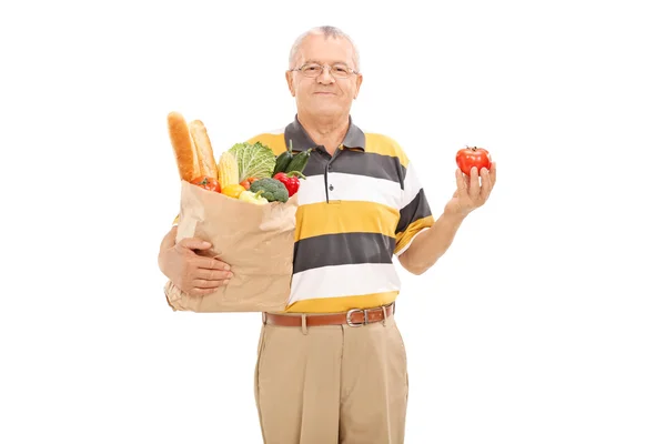 Старший держит пакет с продуктами — стоковое фото