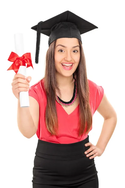 Estudiante emocionada sosteniendo diploma — Foto de Stock