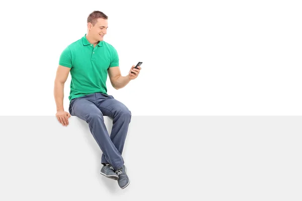 Man looking at cell phone — Stock Photo, Image