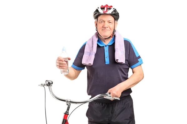 Μπουκάλι νερό εκμετάλλευση ώριμη ποδηλάτης — Φωτογραφία Αρχείου