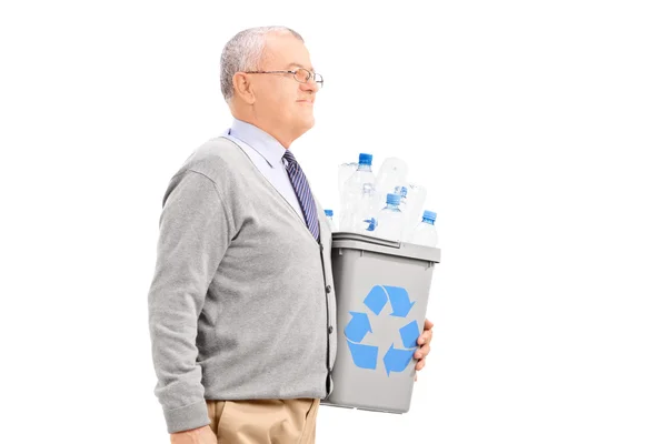 Senior man met recycleren bin — Stockfoto