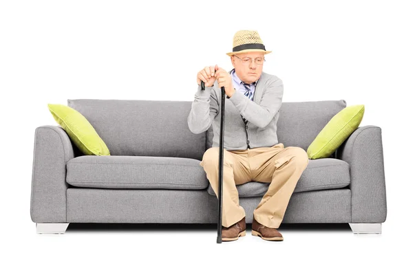 Älterer Herr sitzt auf Sofa — Stockfoto