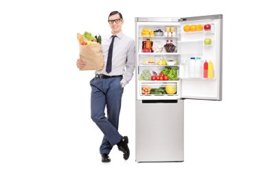 Bakkal çantası tutan adam.