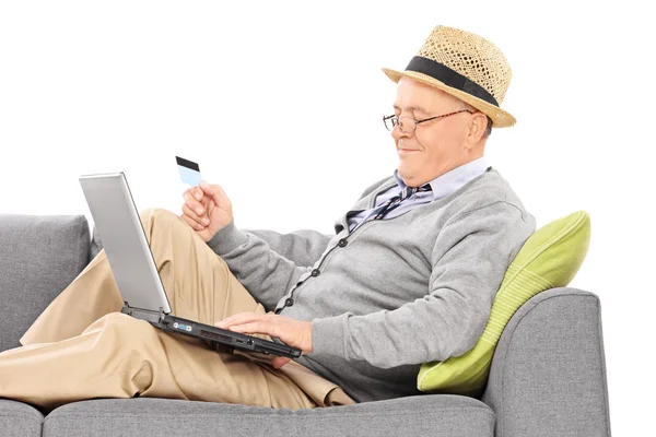 Senior in possesso di carta di credito e laptop — Foto Stock