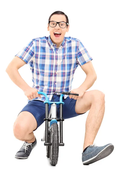 Homem montando pequena bicicleta infantil — Fotografia de Stock