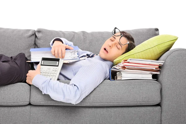 Мужчина-бухгалтер спит на папках — стоковое фото
