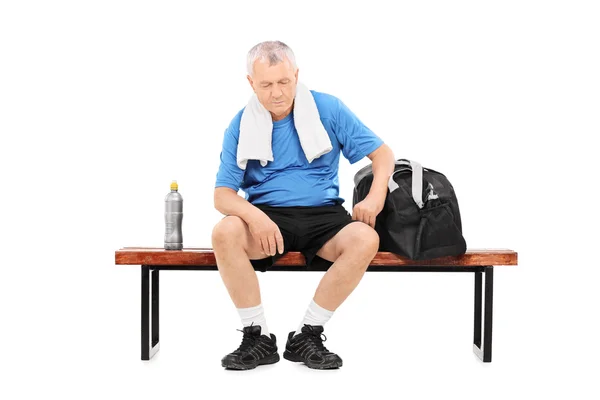 Senior en vêtements de sport assis sur le banc — Photo