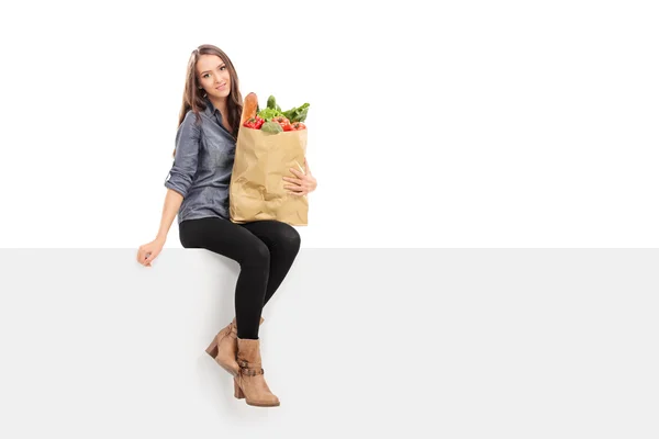 Menina segurando saco de mantimentos — Fotografia de Stock