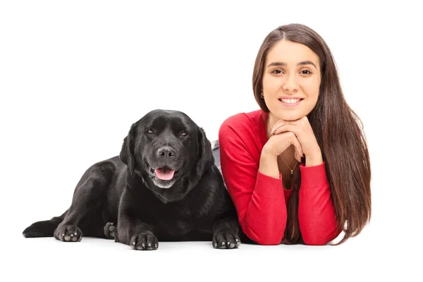 Tjej ligga bredvid sin hund — Stockfoto