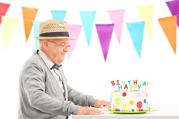 Happy senior med födelsedagstårta — Stockfoto