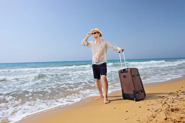 Turysta z bagażem na plaży — Zdjęcie stockowe