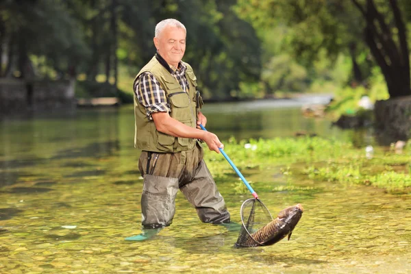 Hombre pescador captura de peces — Foto de Stock