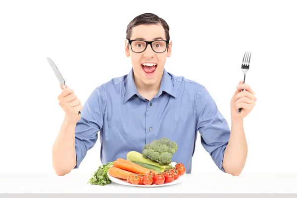 Homme joyeux mangeant des légumes — Photo