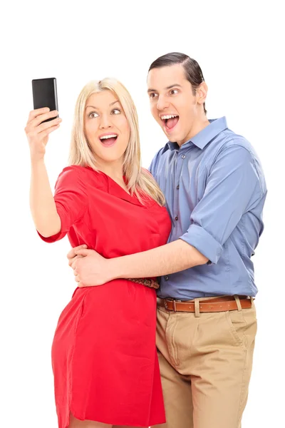 Opgewonden paar nemen selfie — Stockfoto
