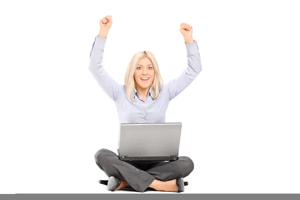 Vrouw werkt op laptop — Stockfoto