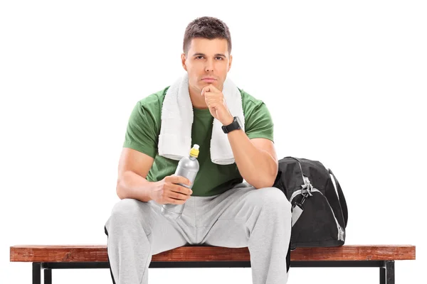 Junge Athletin mit Wasserflasche — Stockfoto