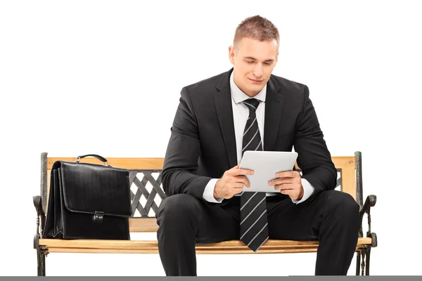 Joven empresario trabajando en la tableta — Foto de Stock