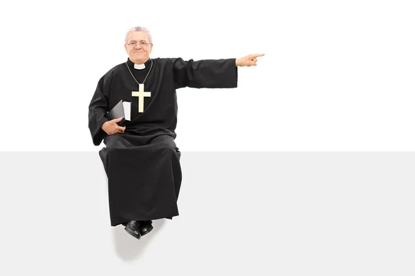 Zralé kněz ukazoval rukou — Stock fotografie