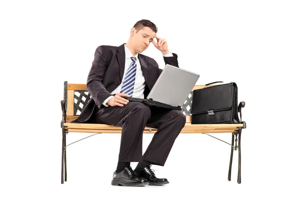 Boos zakenman die op laptop werkt — Stockfoto