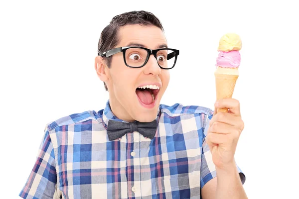 Joven emocionado mirando helado —  Fotos de Stock