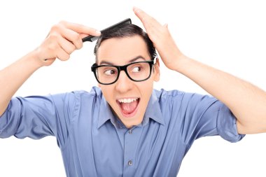 Adam saç tarak ile yapma