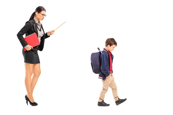 Vrouwelijke leraar disciplinering een schooljongen — Stockfoto