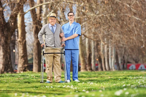 Medical professional and senior — Stock Photo, Image