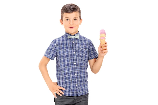 Молодой человек держит мороженое. — стоковое фото