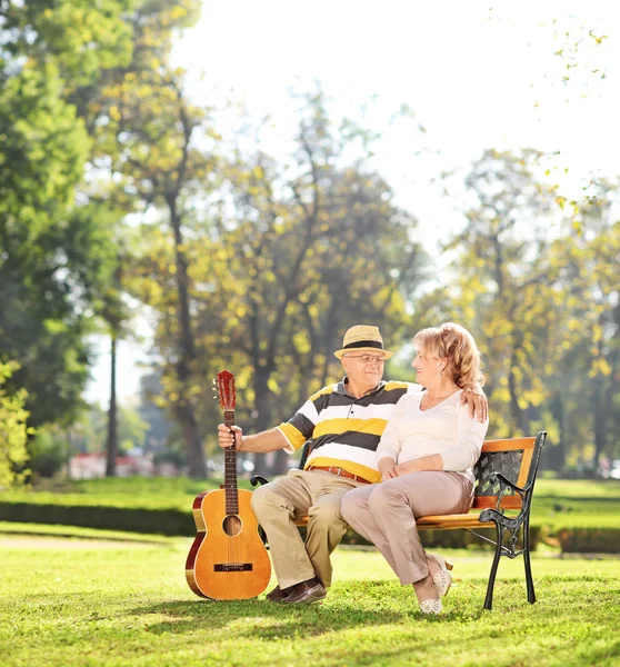 Mogen man med sin fru — Stockfoto