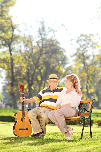 Man en vrouw in park — Stockfoto