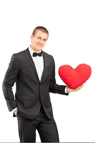 Guy tenendo cuscino a forma di cuore — Foto Stock