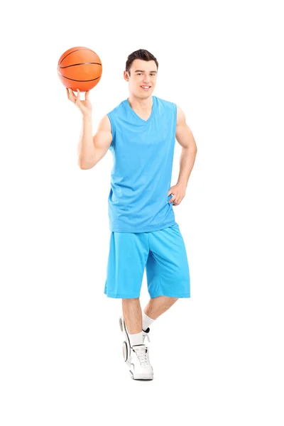 篮球运动员带球 — 图库照片