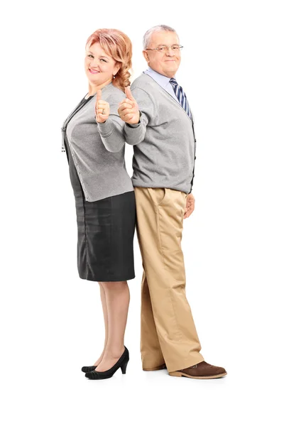 Äldre par ger tummen upp — Stockfoto